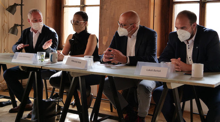 Zatraktivnit výuku, snížit rozdíly v přístupu ke vzdělání a více praxe do středních škol. Piráti a Starostové představili priority v oblasti školství Zatraktivnit výuku, snížit rozdíly v přístupu ke vzdělání a více praxe do středních škol. Piráti a Starostové představili priority v oblasti školství
